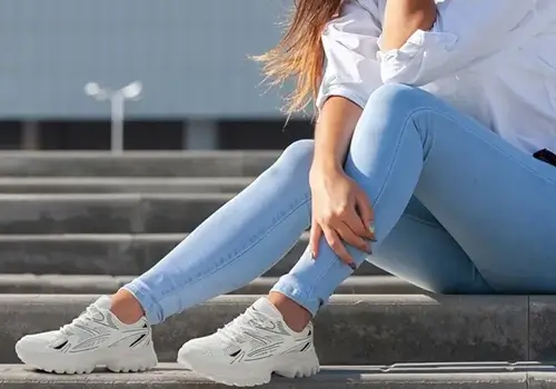 استایل کفش کتونی با جین آبی روشن